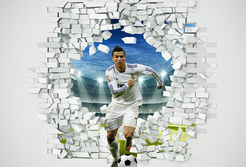 Ceo dezen Ronaldo u belom sa loptom