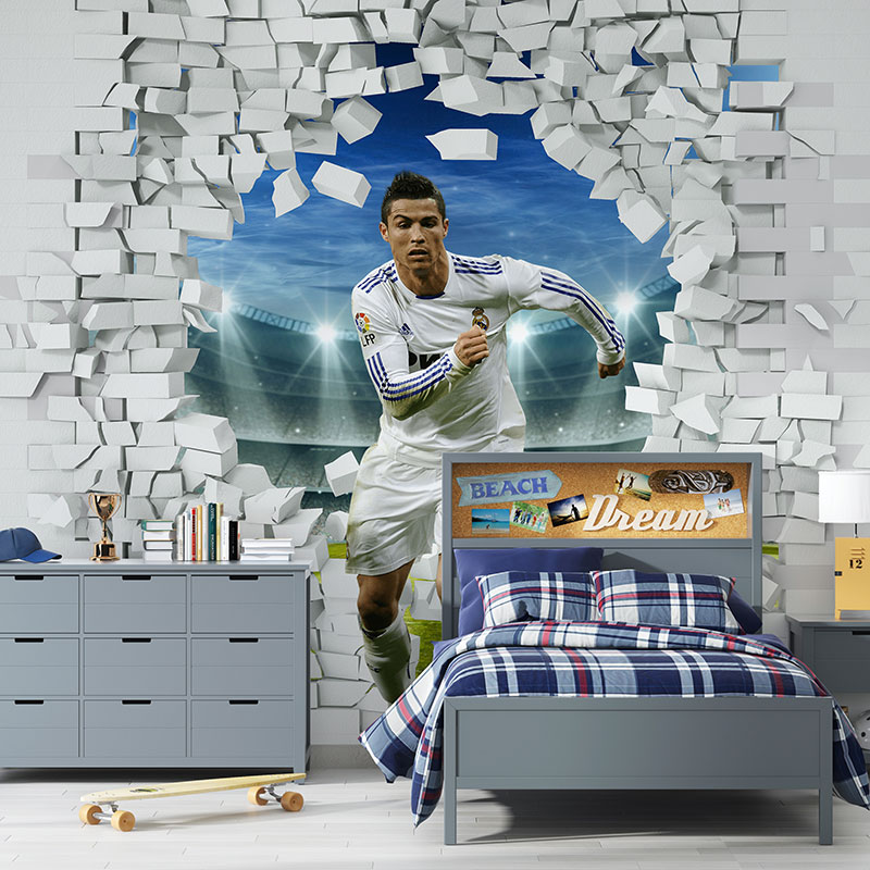 Foto tapeta Ronaldo u belom sa loptom na zidu