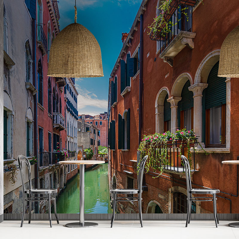 Foto tapeta Venecijanski kanal između crvenih kuća na zidu