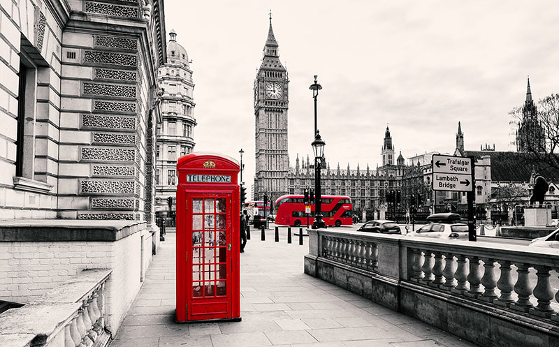 Ceo dezen London u sivom sa crvenom govornicom
