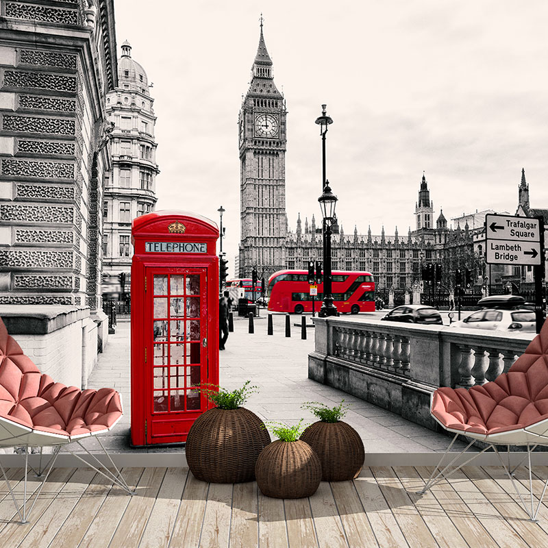 Foto tapeta London u sivom sa crvenom govornicom na zidu