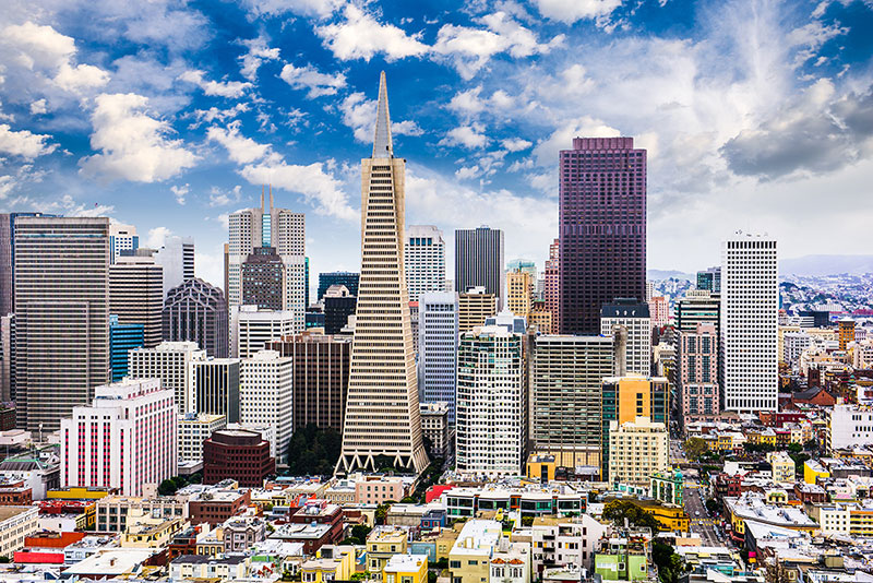 Ceo dezen San Francisko pod belim oblacima