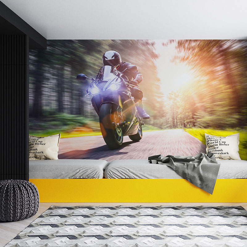 Foto tapeta Motociklista kroz šumu na zidu