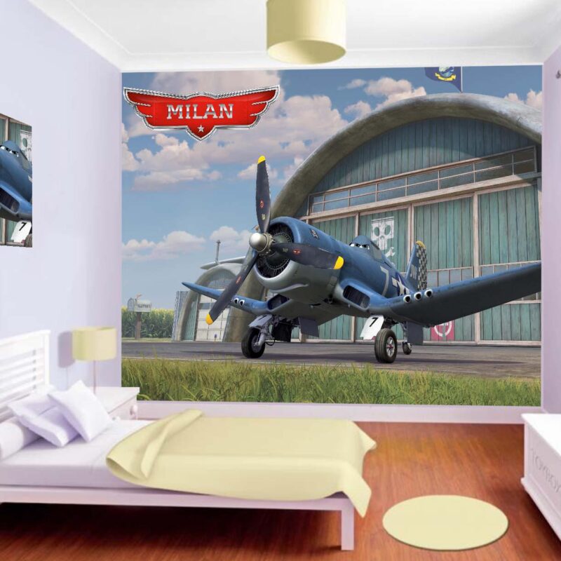 Foto tapeta Planes, plavi lovac ispred hangara na zidu