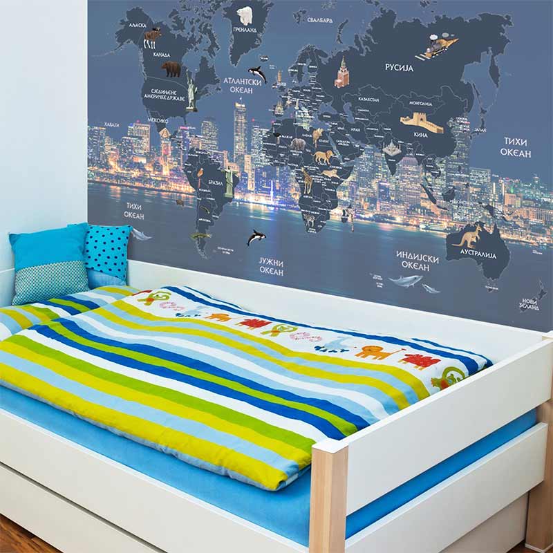 Foto tapeta Mapa sveta nad noćnim gradom na zidu